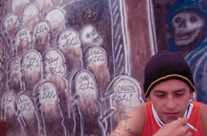Exportacin de muertes: un mural de la ciudad de Guatemala 
recuerda a los pandilleros cados. Desde que en Honduras y El Salvador 
hay frreas leyes antimara, Guatemala vive cada vez ms tiroteos entre 
la polica y las distintas bandas rivales. 